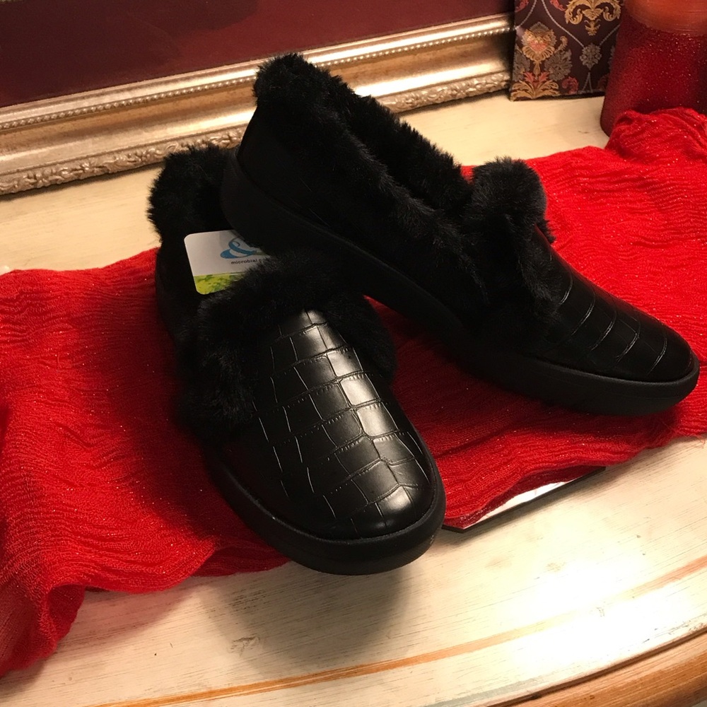 Size 7 black indoor or outdoor ladies slipper/ shoes with black soft fur trim.